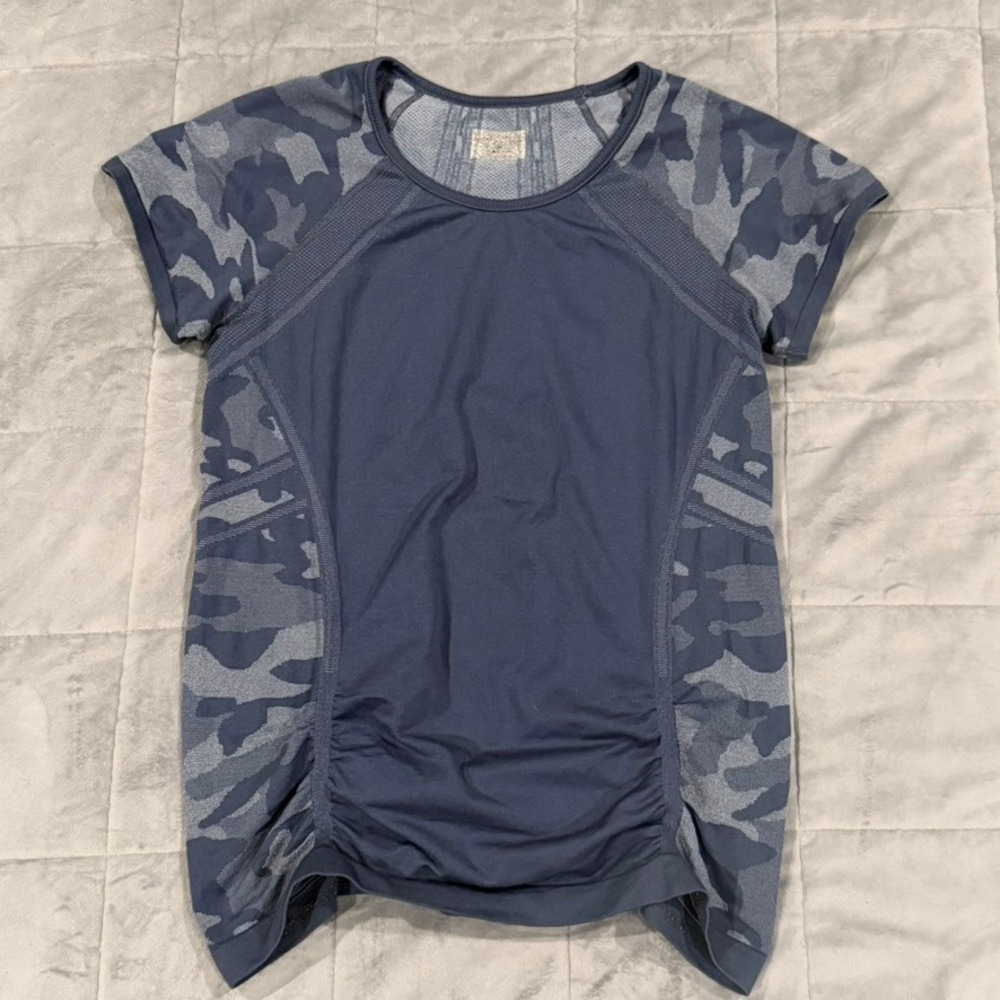 Athleta Momentum Camo Tee Womens L Blue Seamless Ruched Short Sleeve Top Workout